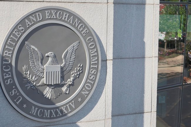 SEC Nakłada Zakaz na Firmę "DEBT Box"