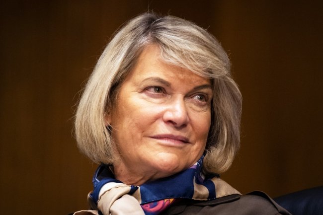 Senator  Krytykuje SEC za Szkodzenie Klientom