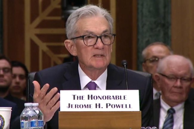 Powell Ufny w Banki, Mimo Ostrzeżeń o Ryzyku