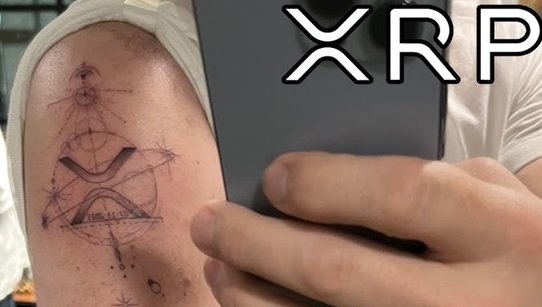 CEO Ripple z tatuażem XRP